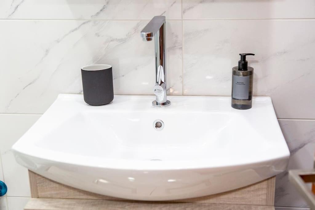 Studio Apartment With All Amenities In Kolonaki Athen Eksteriør billede